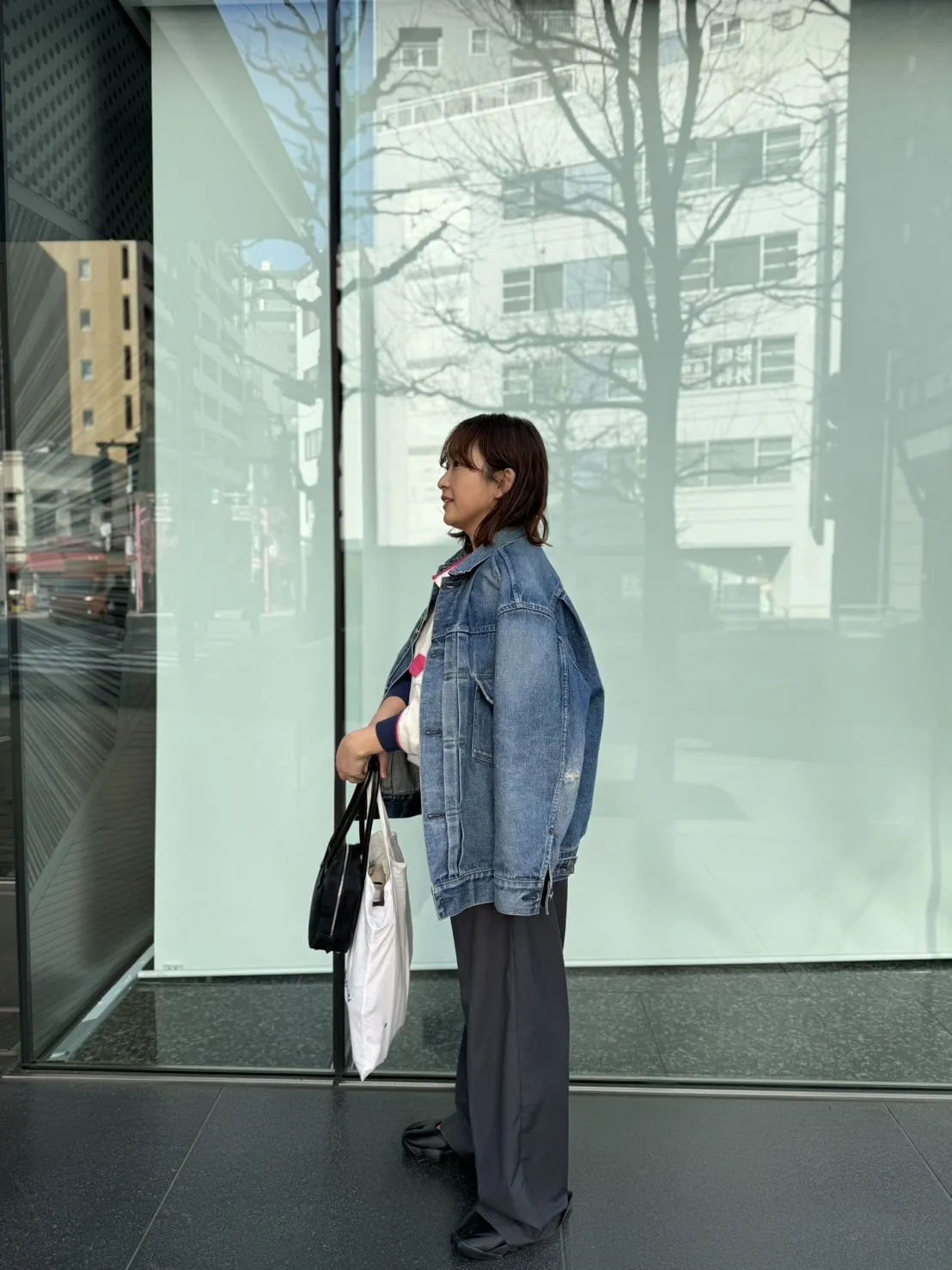 【ハイク】「BIG FIT」デニムジャケット×グレースラックスのコーデ