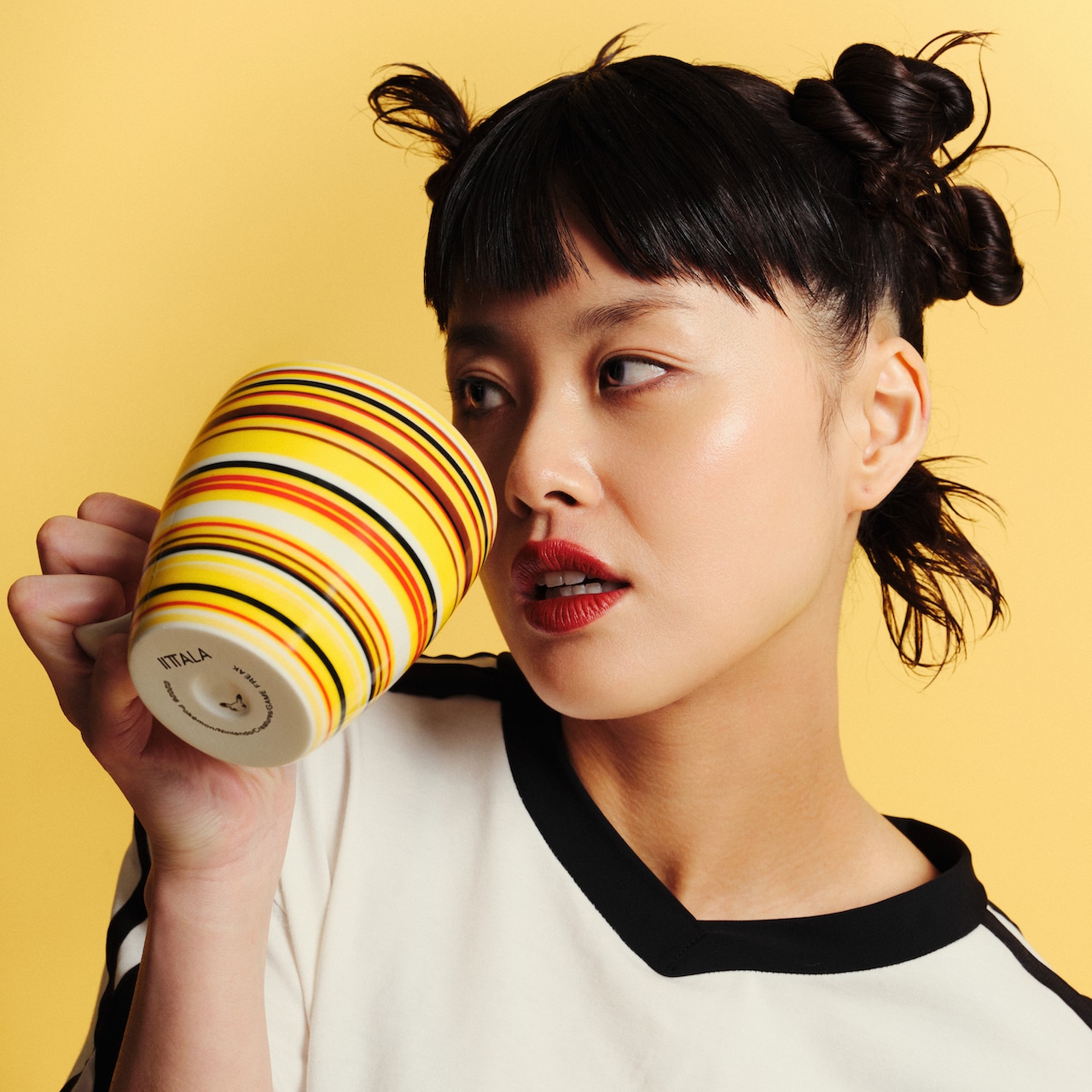 イッタラ × ポケモン　マグカップを持つモデル