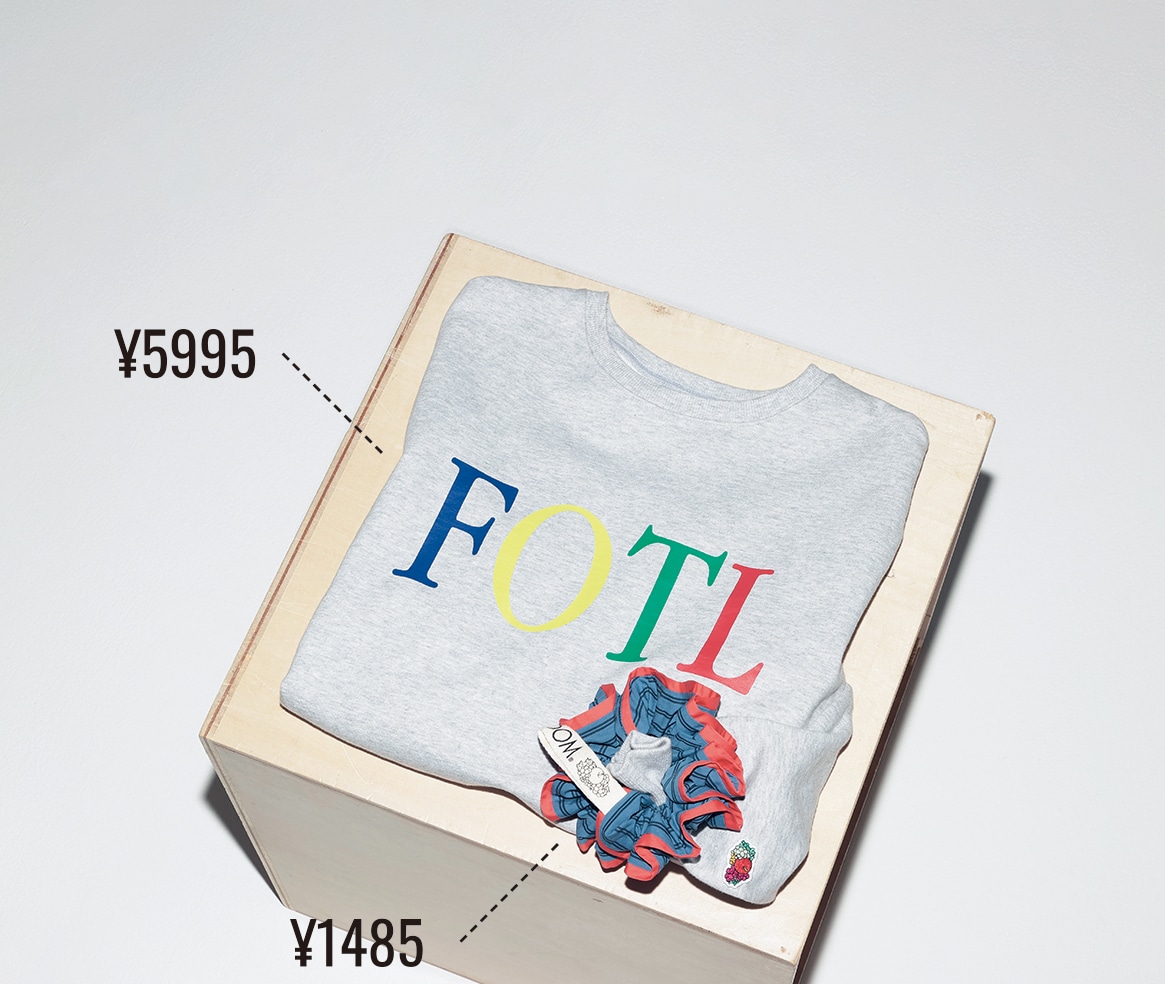 1.【フルーツオブザルーム】のフリークス ストアコラボスウェット　¥5995
2.【フルーツオブザルーム】のフリークス ストアコラボシュシュ　¥1485