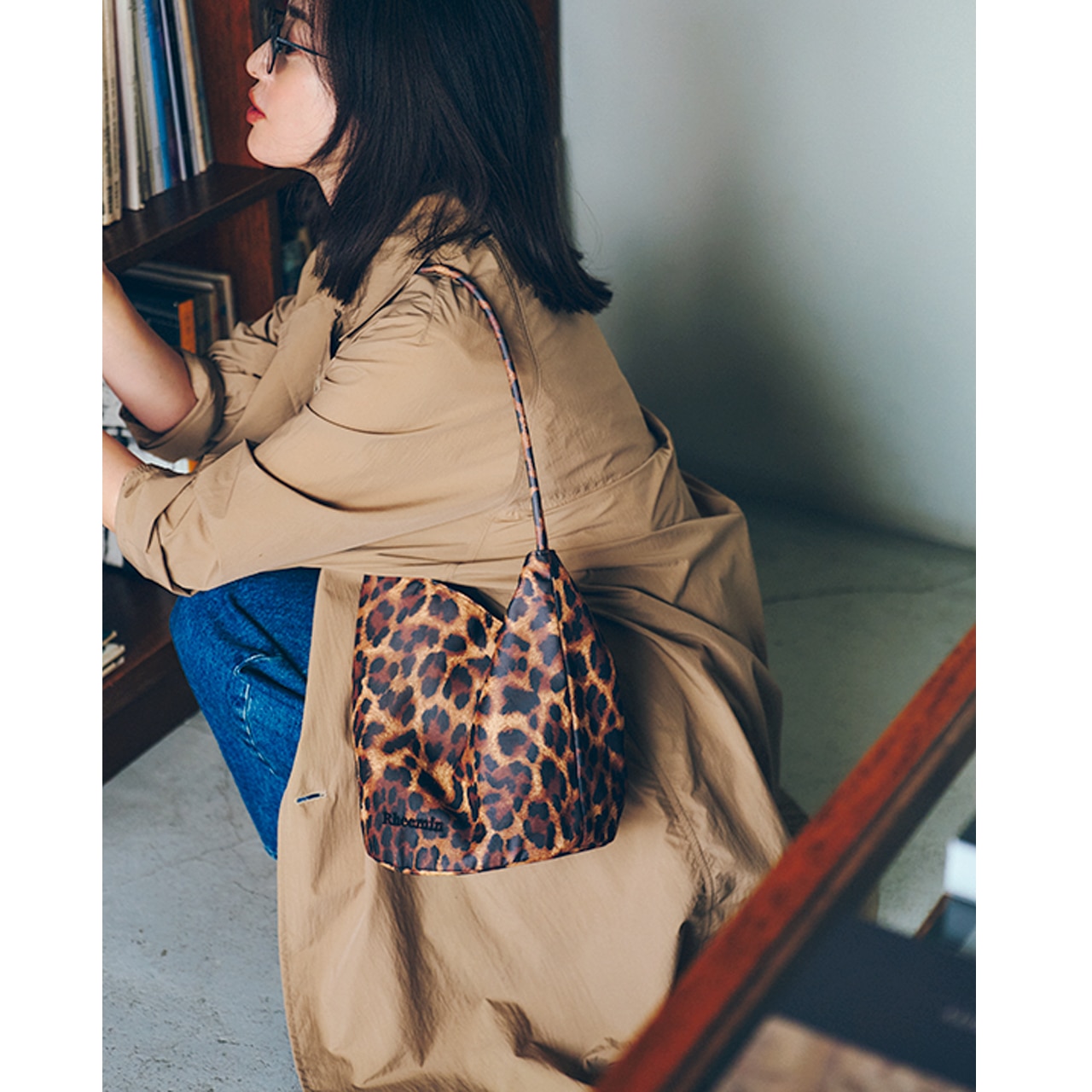 レオパード柄のバッグを持った高垣麗子さん 