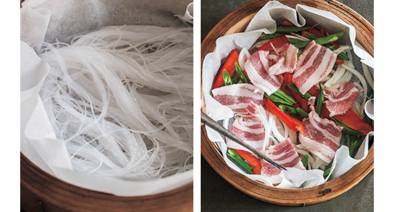 春雨をいちばん下に入れ、その上に野菜、肉を順にのせ、肉のうま味を野菜と春雨にしっかり吸わせる。バラ肉の脂も、おいしさの要に。