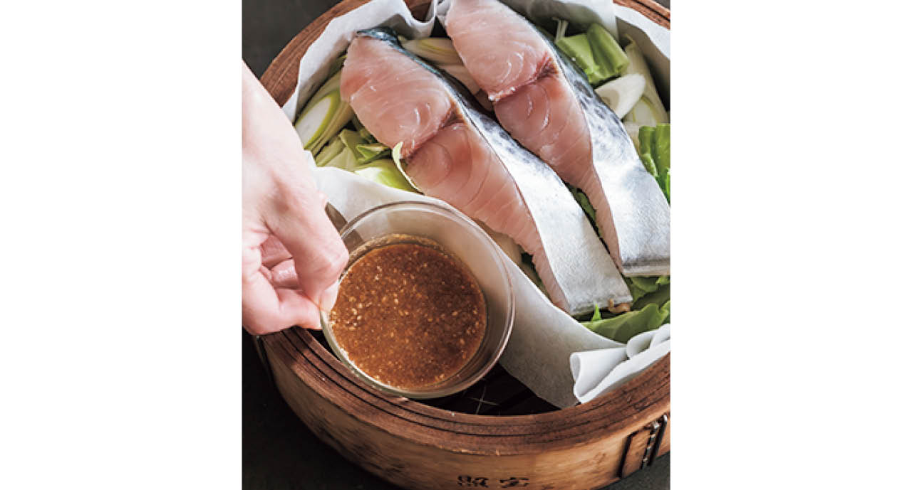 一緒に蒸すタレは中央に置くと蒸気が全体に行き渡りにくくなるので、端に置くとよい。大きすぎない耐熱皿を使って。