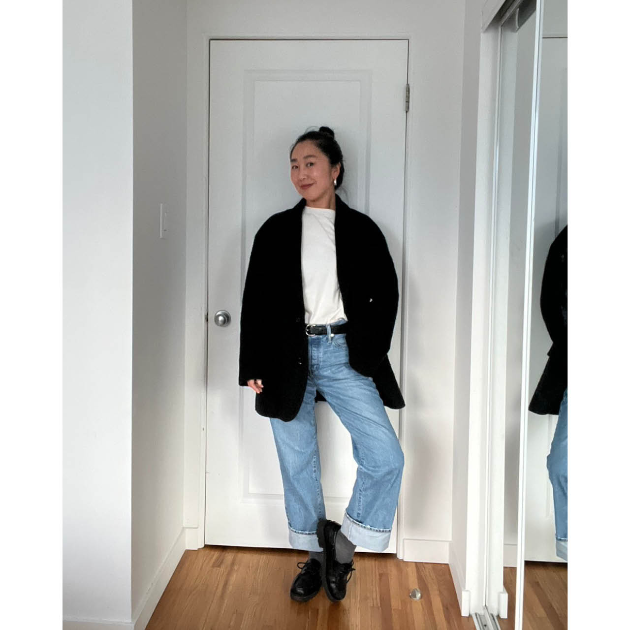 カナダでの定番スタイル。大好きなジャケットは手放さず、カジュアルなアイテムを合わせて。