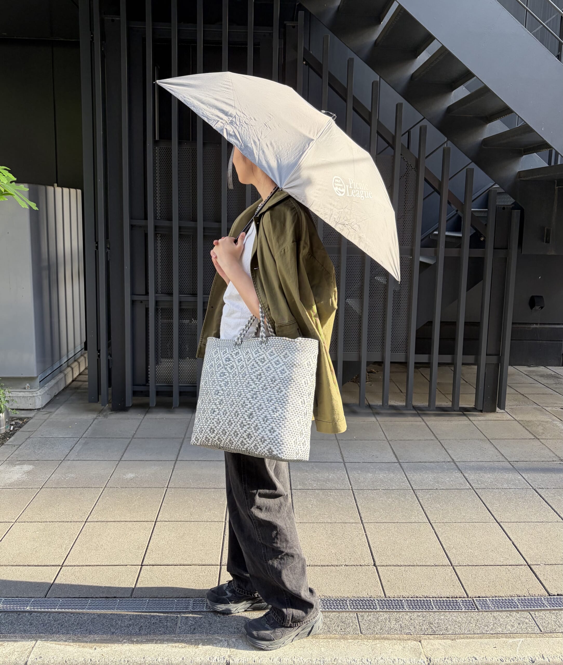 モンベルの日傘トラベルサンブロックアンブレラ55を170cmのスタッフがお試し