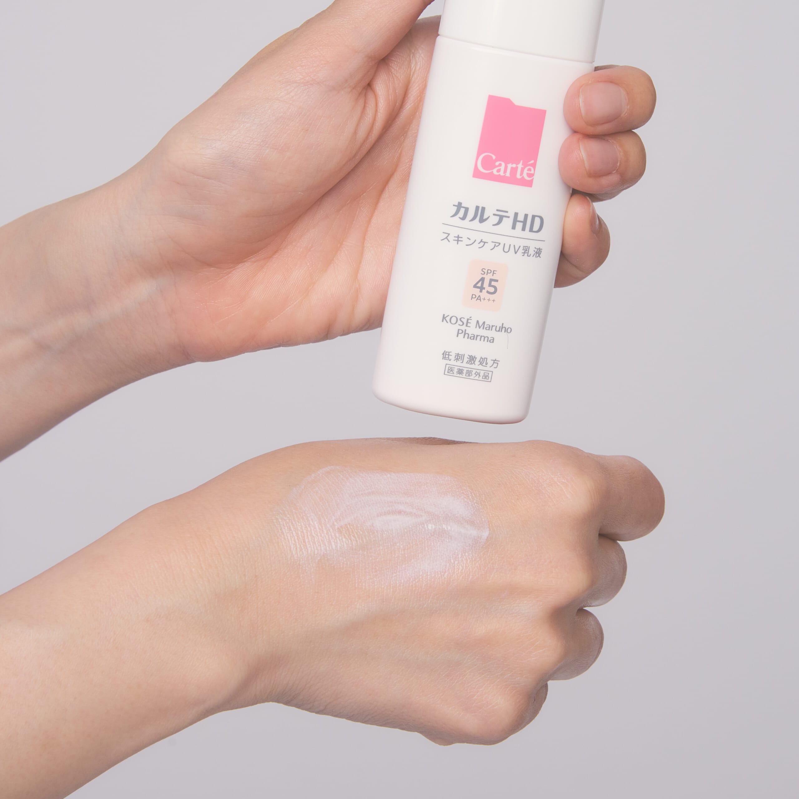 トーンアップ UV乳液を肌にのせたところ。