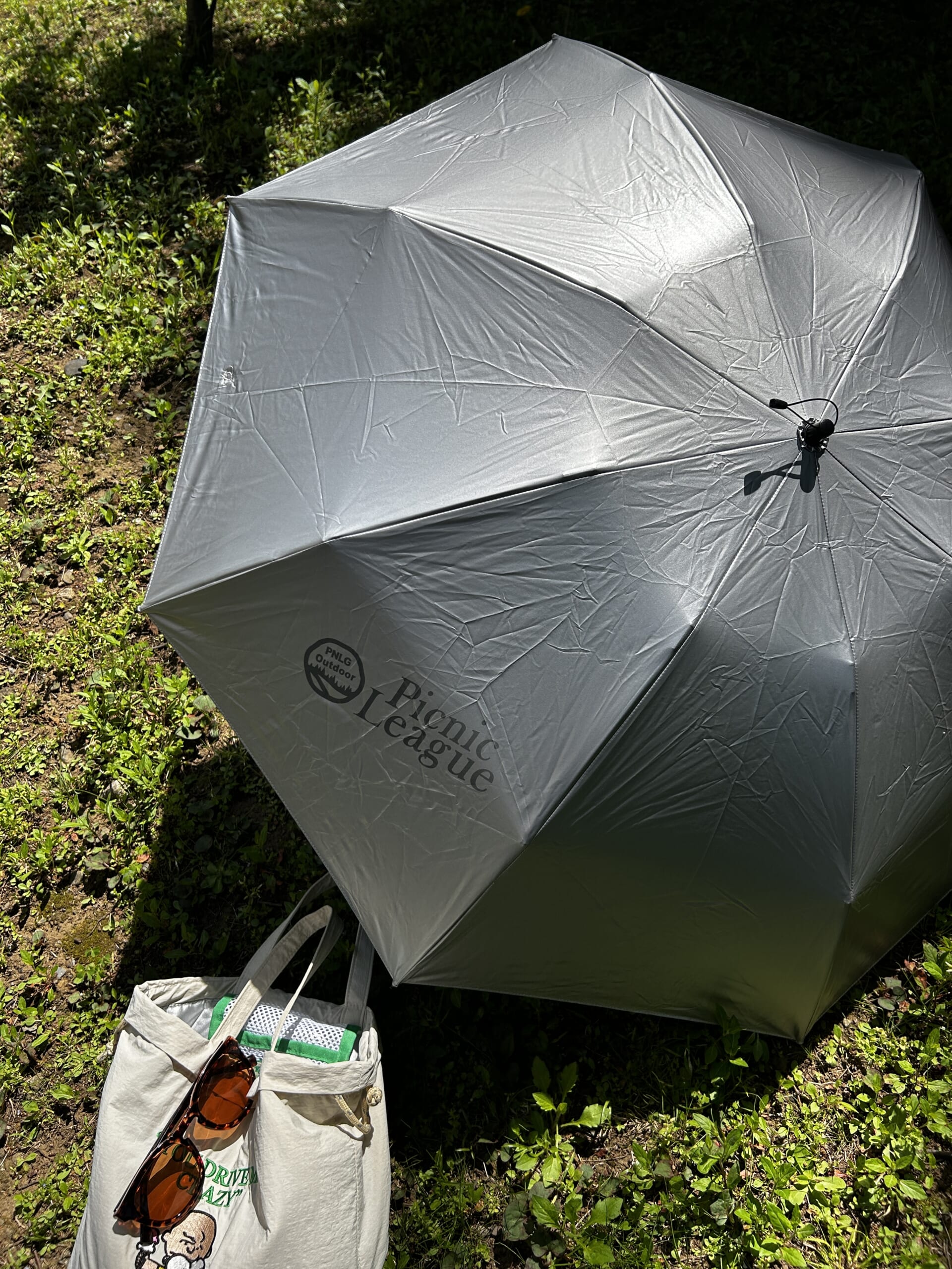 モンベルの日傘サンブロックアンブレラを持って公園