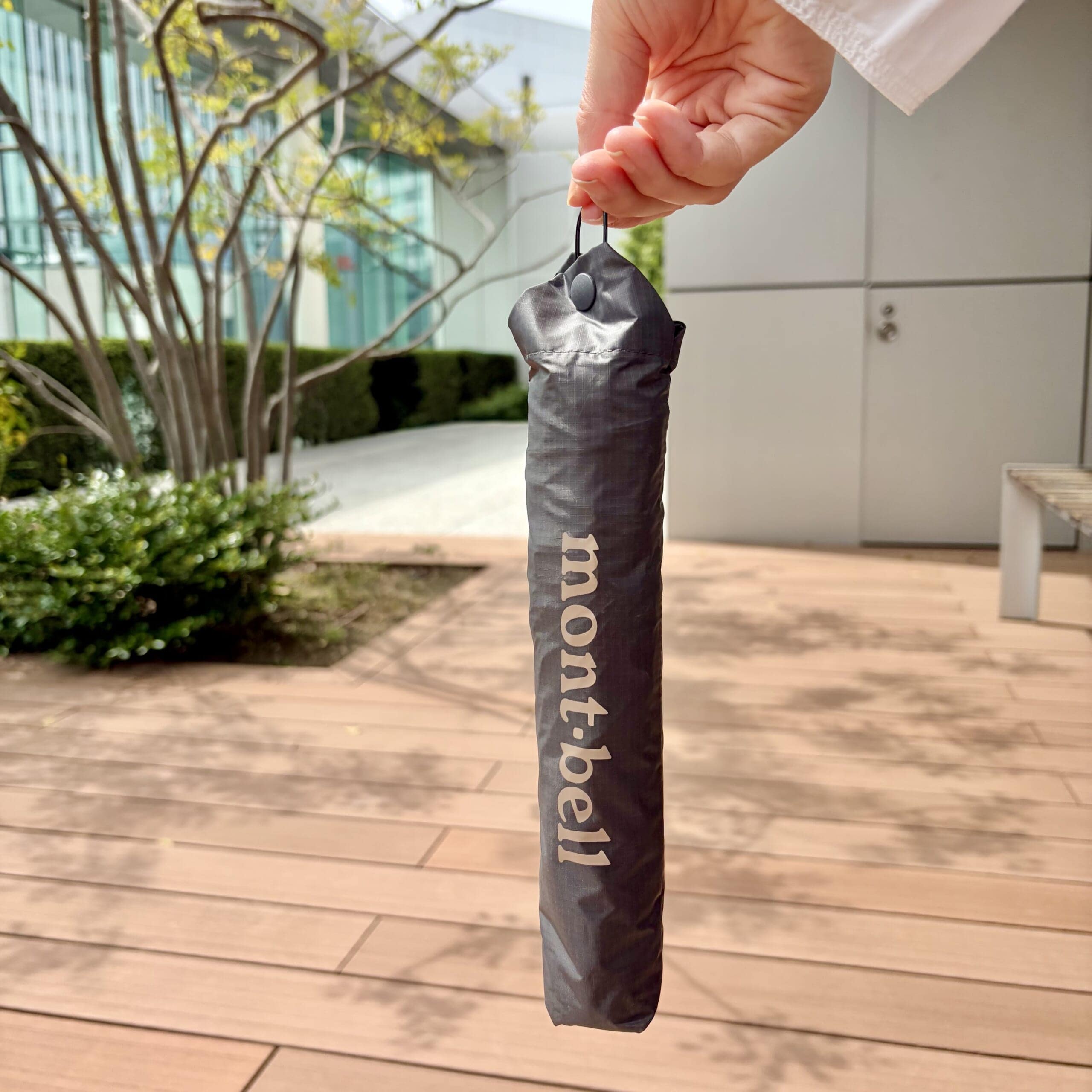 モンベルの日傘トラベルサンブロックアンブレラループ付き