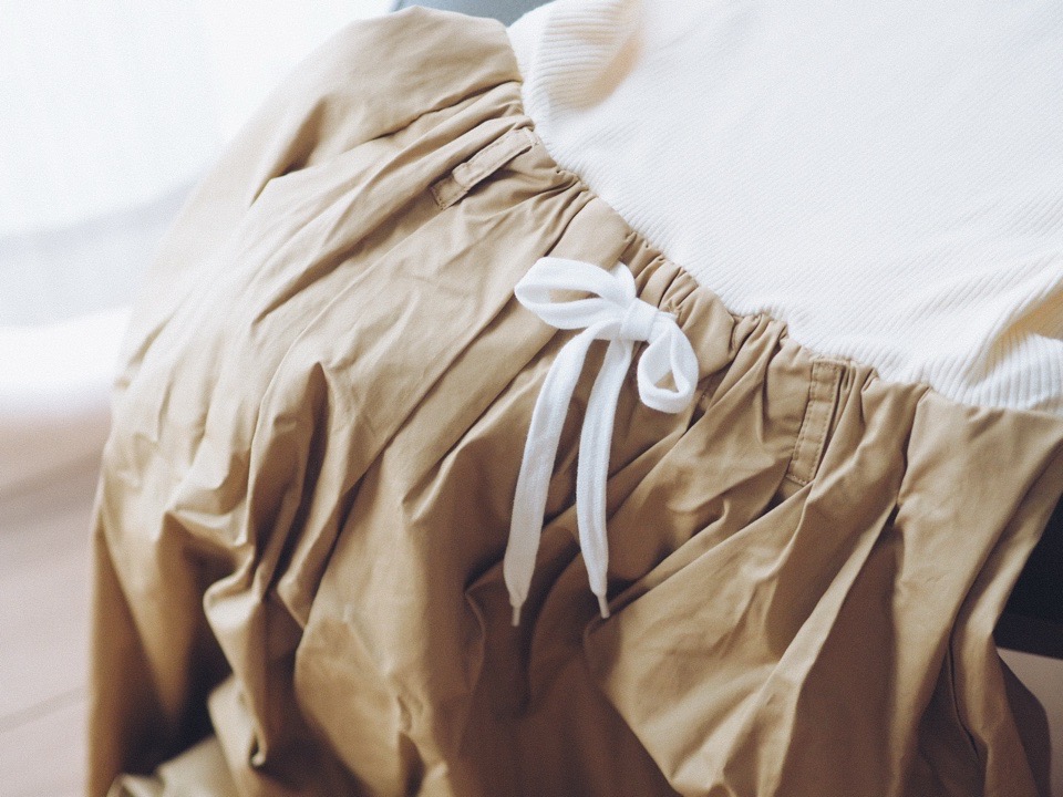 ドッキングワンピのスカートのウエストに紐