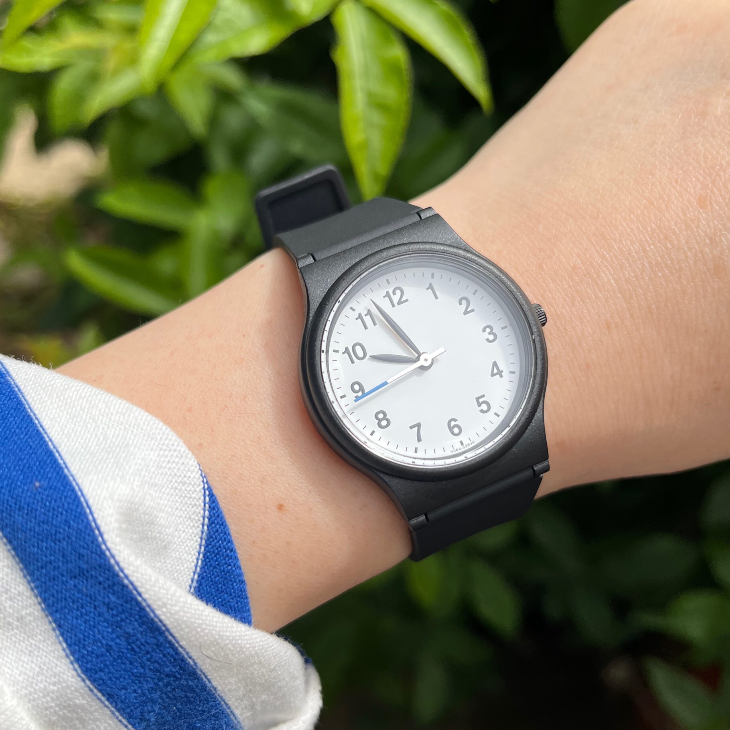 ファミマ・コンビニエンスウェアの腕時計　秒針が青