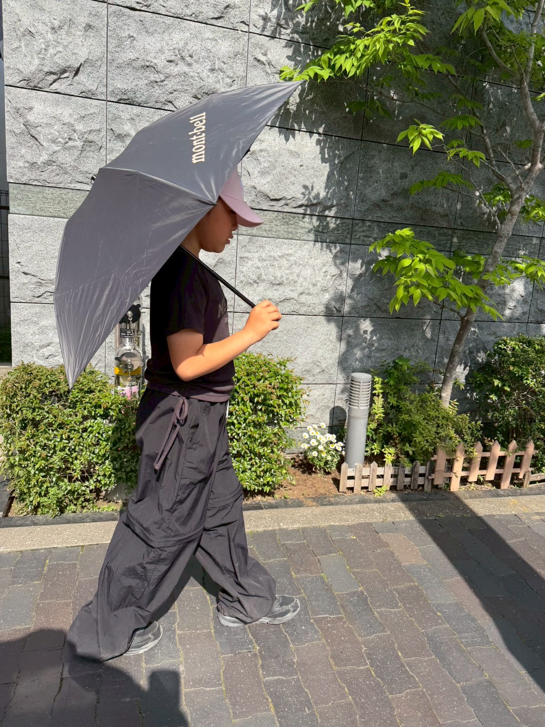 モンベルの日傘トラベルサンブロックアンブレラ50をスタッフの子どもがお試し