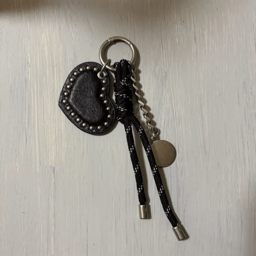 ZARA「スタッズハートチャーム／ブラック」