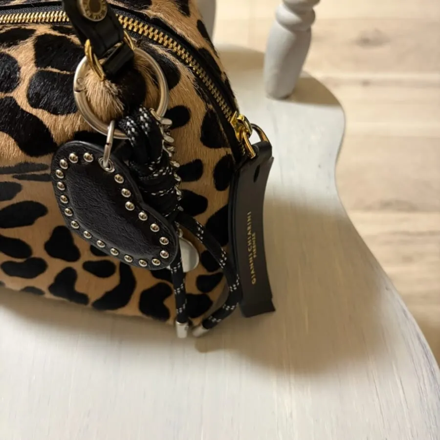 ZARA「スタッズハートチャーム／ブラック」ヒョウ柄バッグに付けたところ