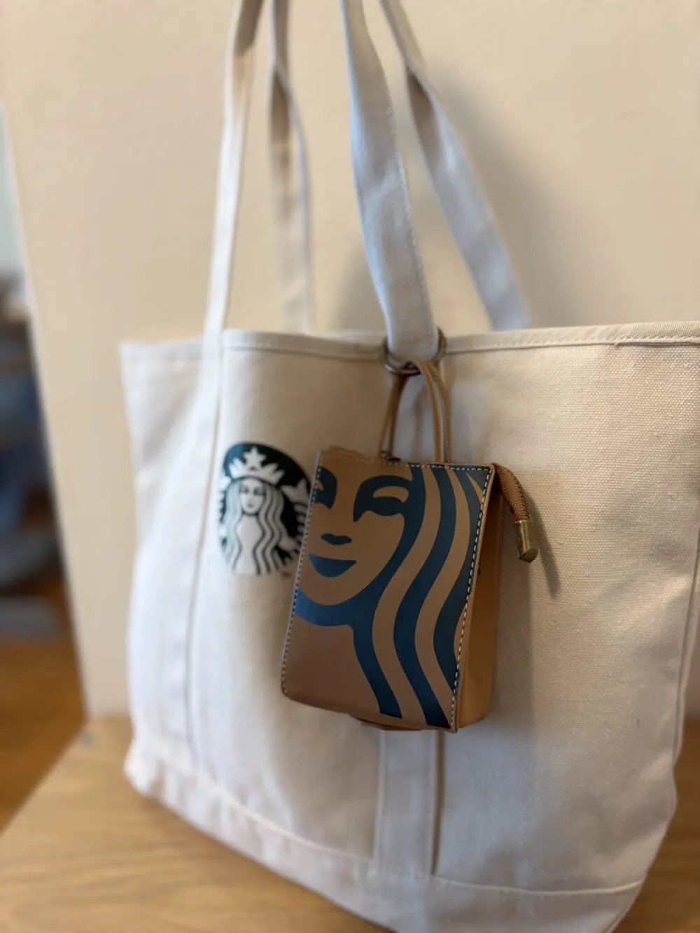 スターバックス「マイカスタマイズジャーニーセット レザーチャームポーチ」トートに付けたところ