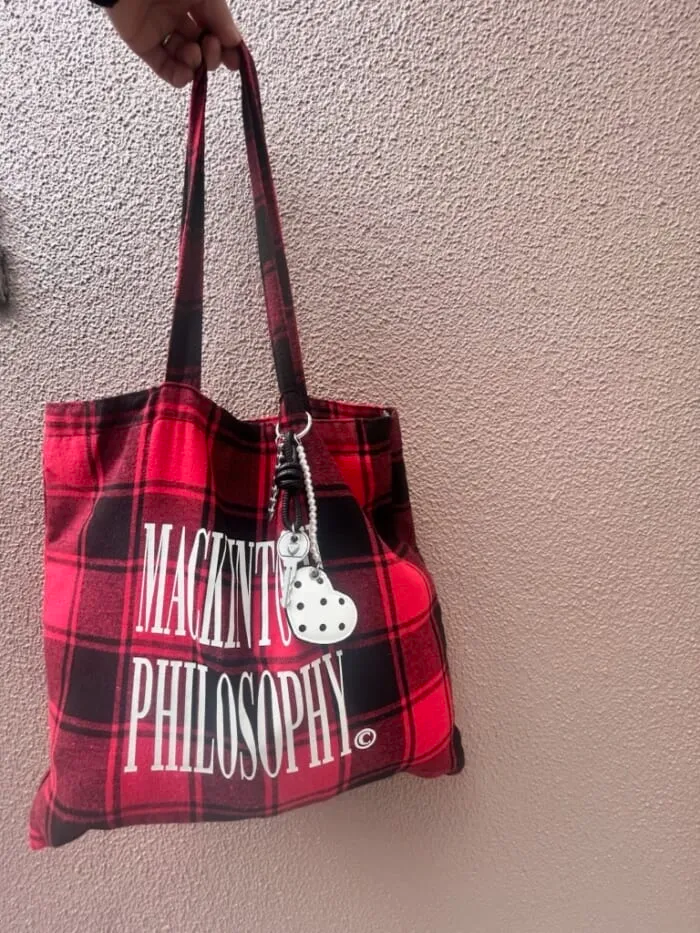 ZARA「ハートチャームキーリング／ブラック」LEE 1.2月号付録トートに付けたところ