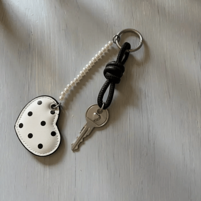 ZARA「ハートチャームキーリング／ブラック」