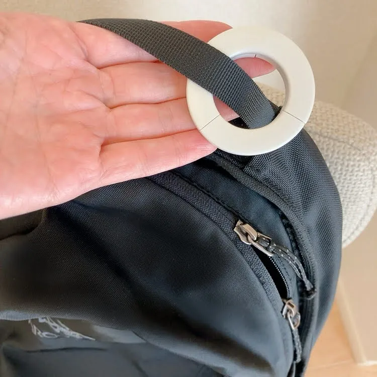 無印良品「トラベルＳ字フック」閉じてリュックに付けたところ