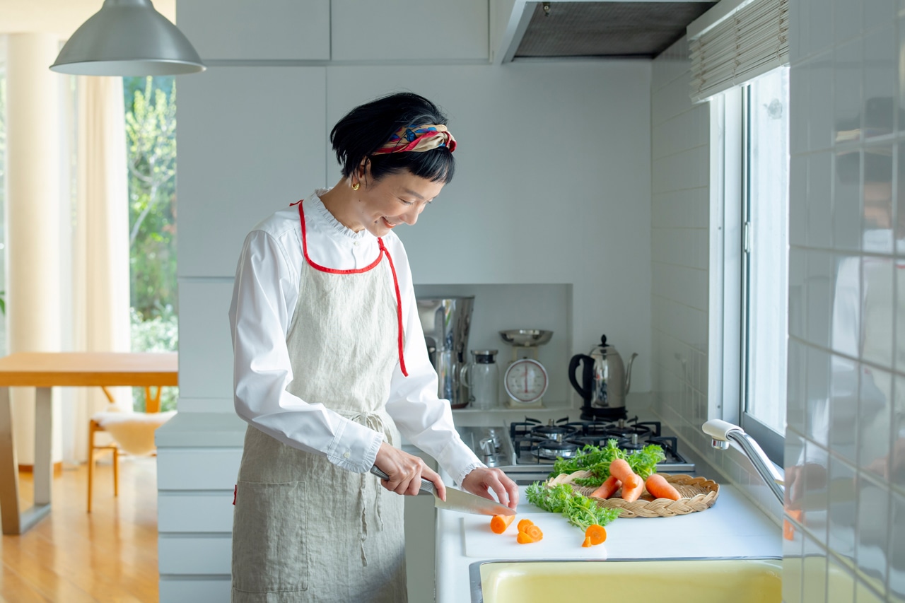 にんじんを調理するはなさん