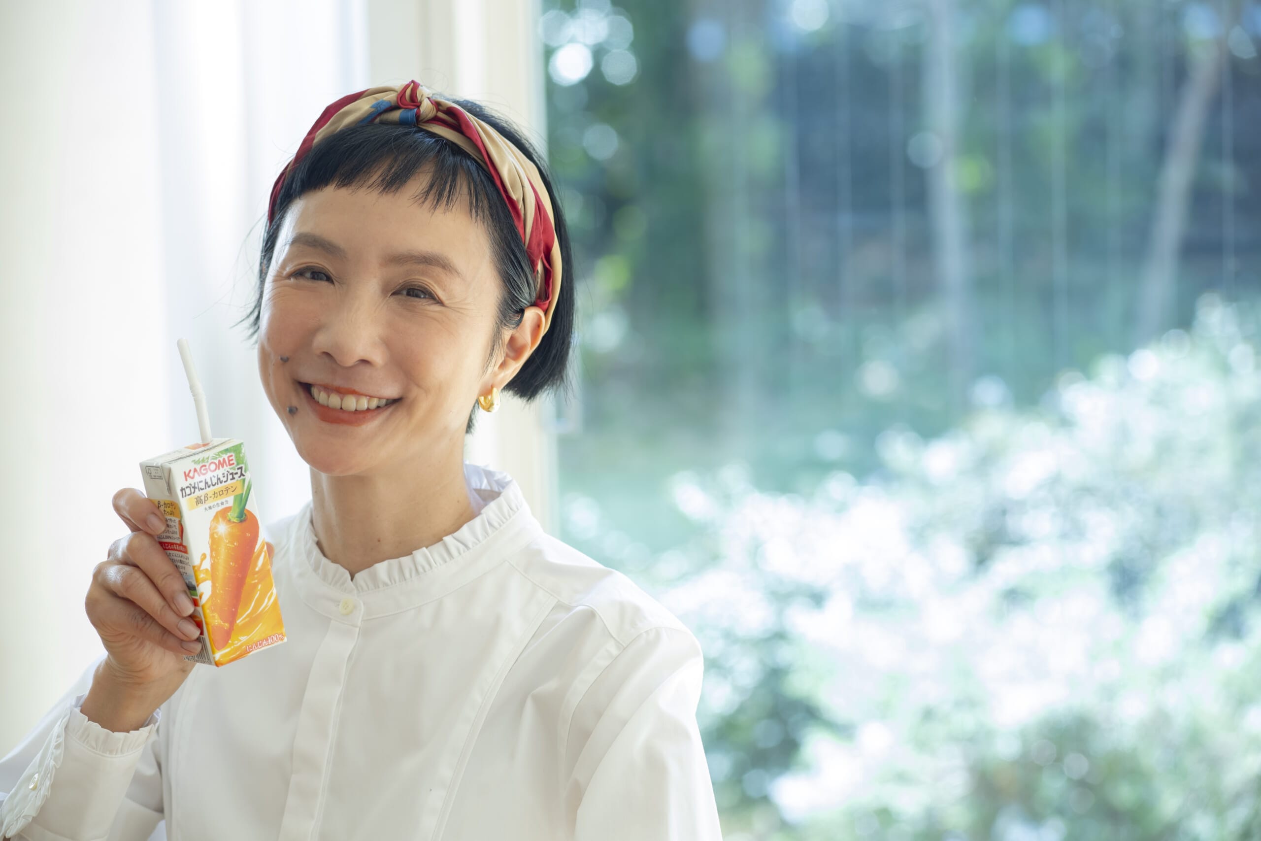 カゴメにんじんジュース高β-カロテンを手に取るはなさん