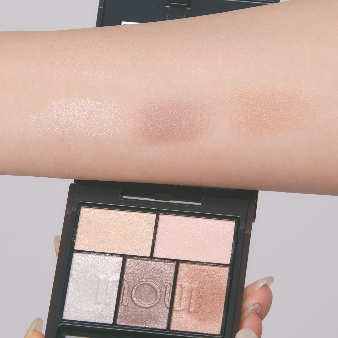 アイズ 11を腕にスウォッチ。