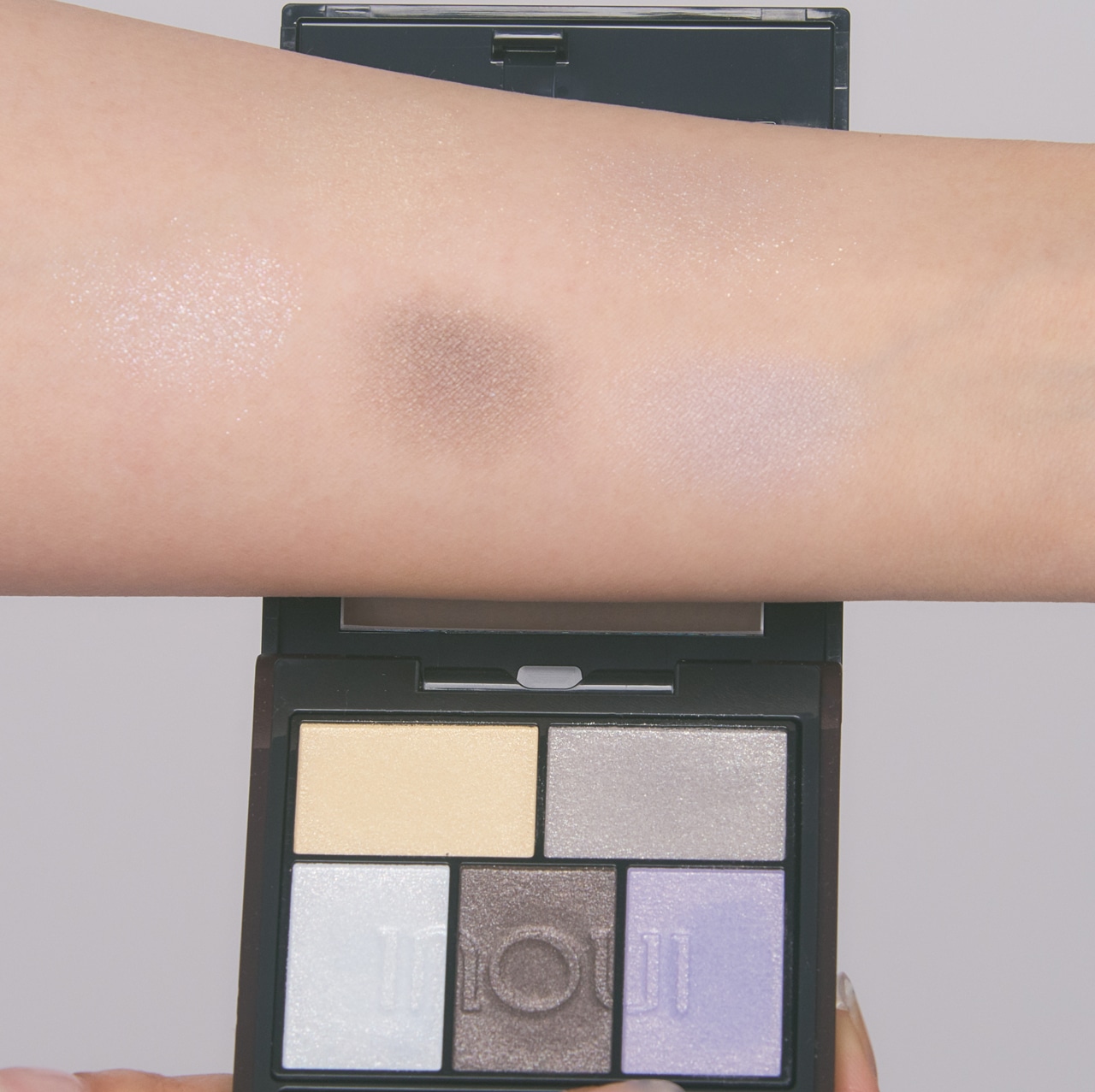 アイズ 10を腕にスウォッチ。