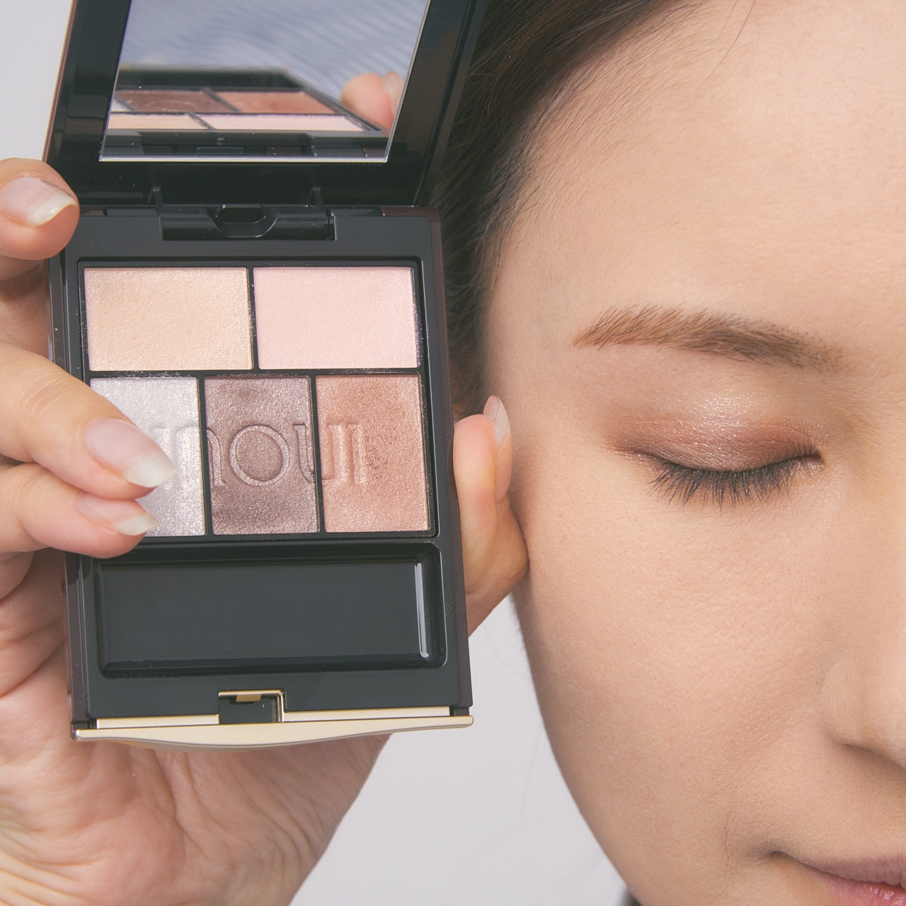 アイズ 11でアイメイクをしたところ。