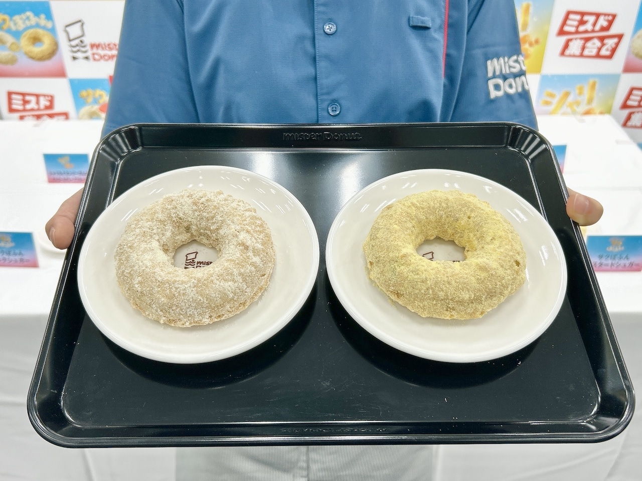 ミスタードーナツ サクぽふん2種をトレイにのせている店員さん