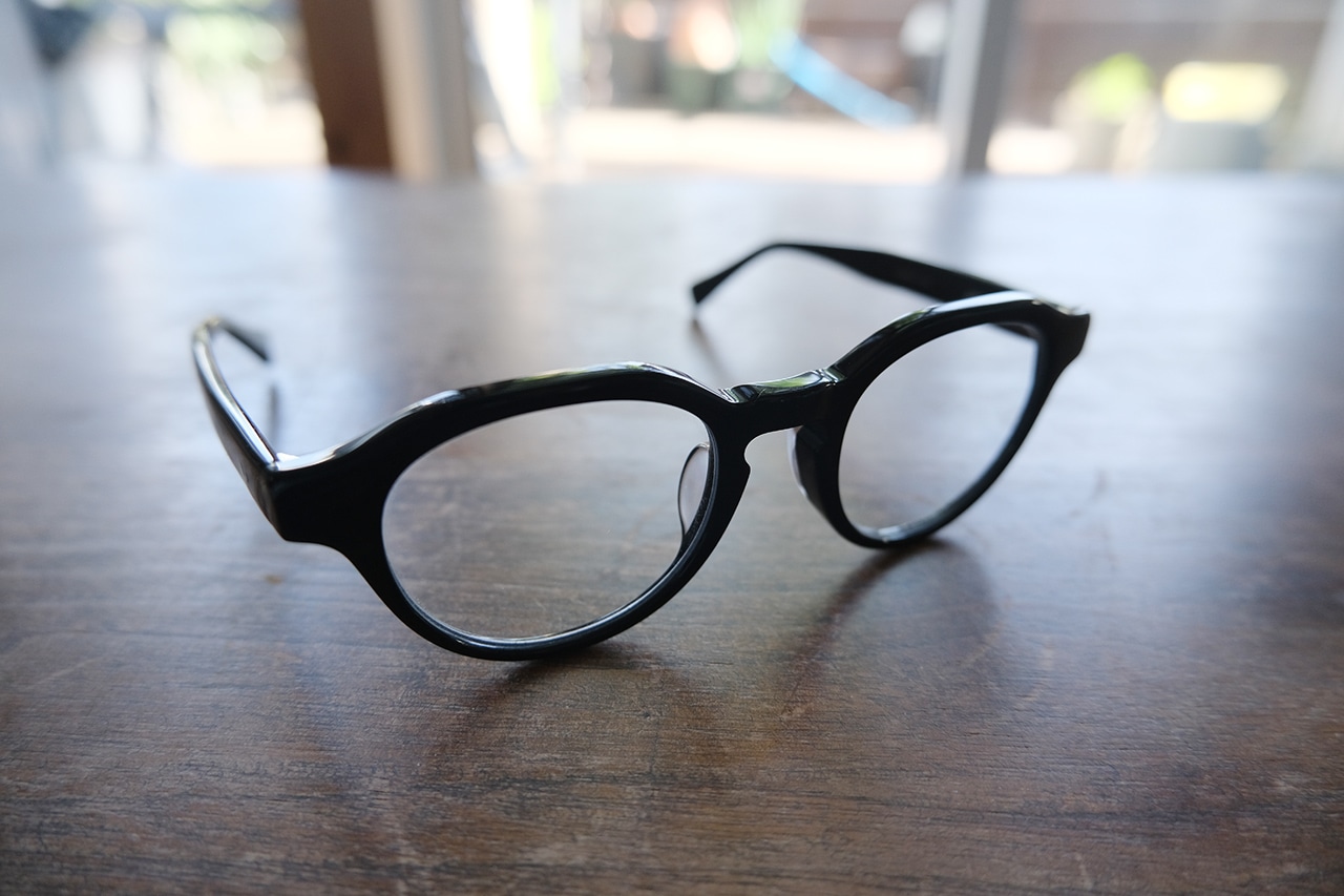 携帯用メガネ拭き　使用シーン