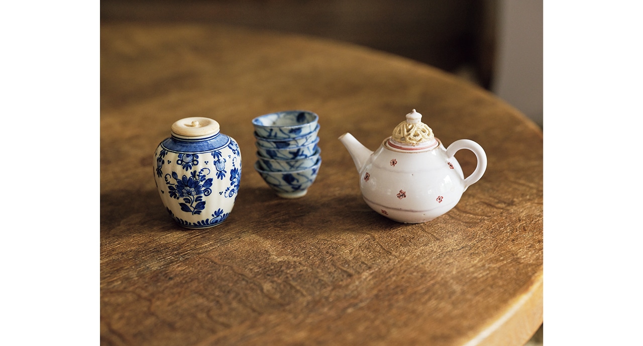 右は内田鋼一さんによる茶壺、中央は骨董のお猪口、左はオランダの陶器ブランド「ロイヤル・デルフト」社製の古い茶葉入れ。