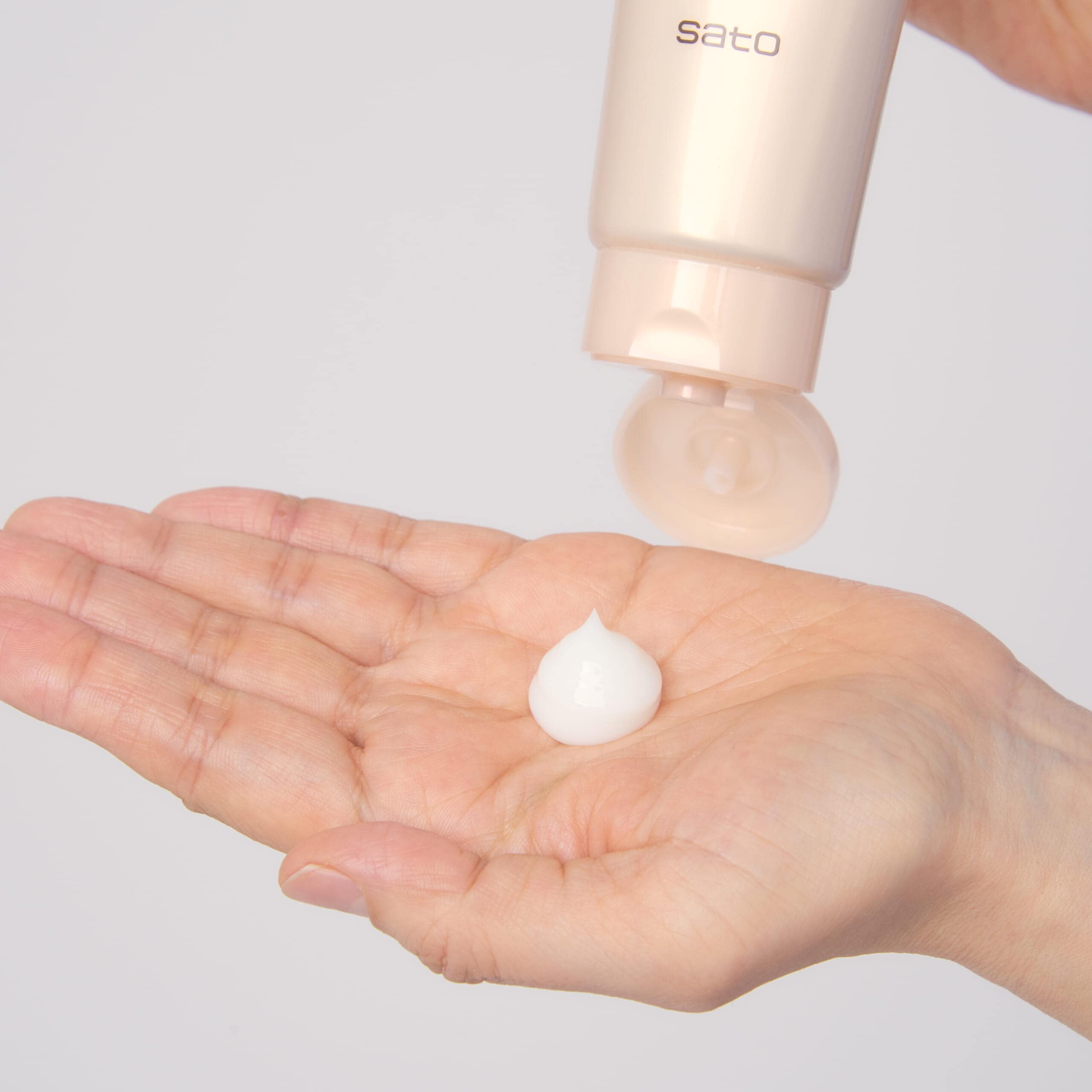 クリームオイルクレンズを手に出したところ。