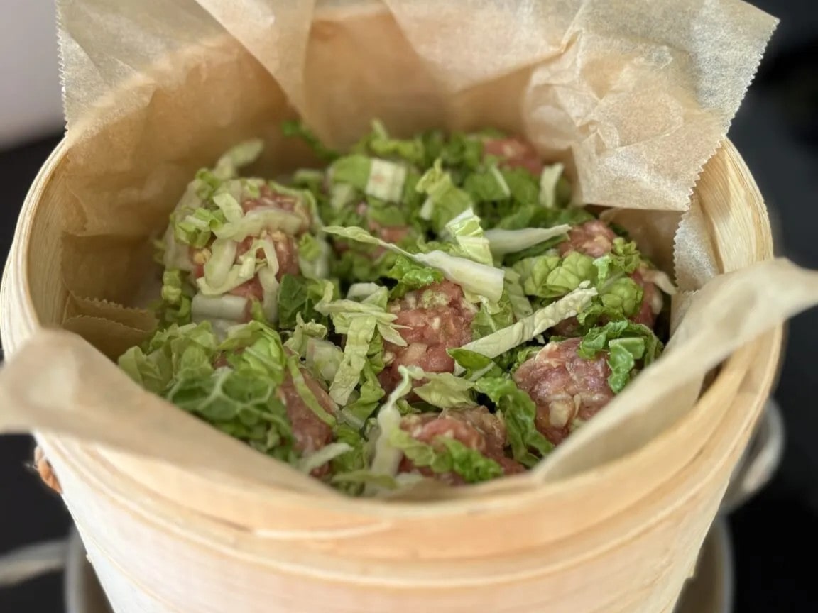 「鶏だんごとレタスのさっぱり蒸し」レシピ／ワタナベマキさん　制作途中　NENEさん