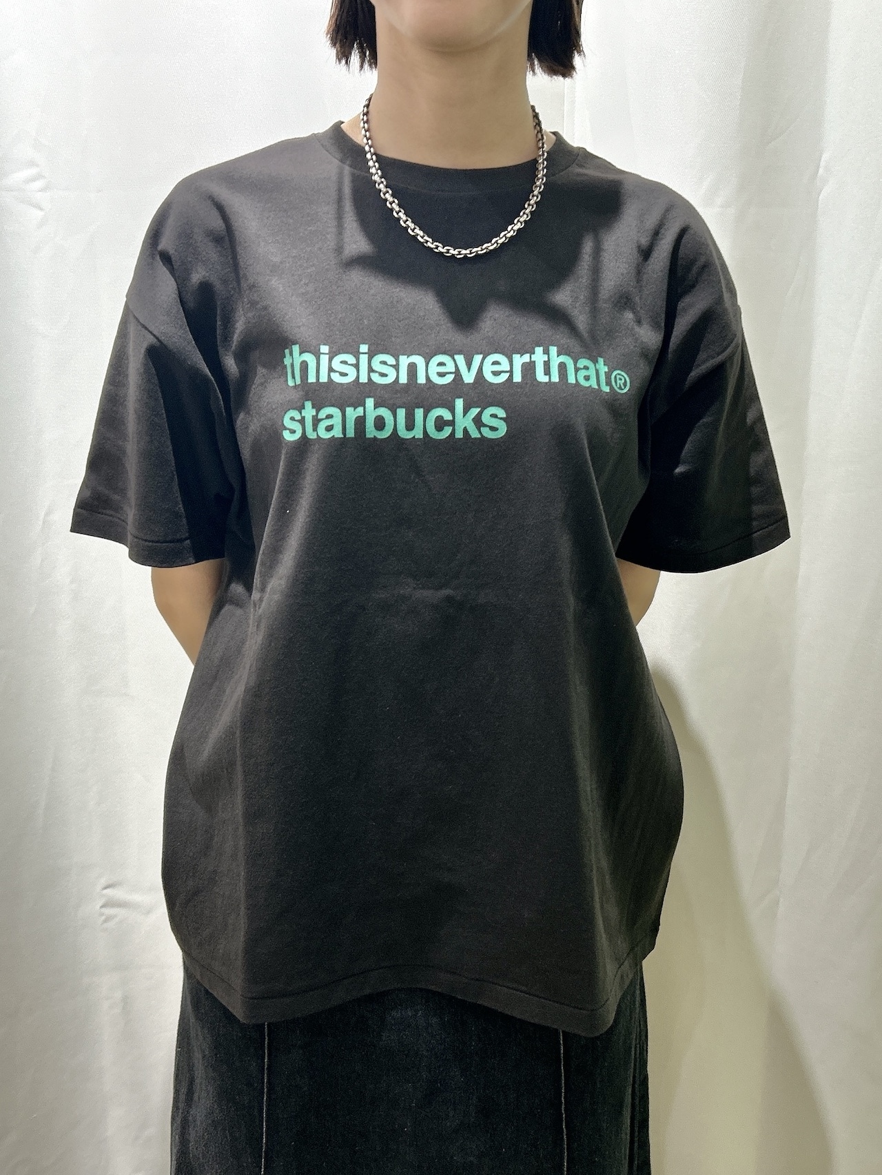 スターバックス thisisneverthat　Tシャツのオフブラックを着用