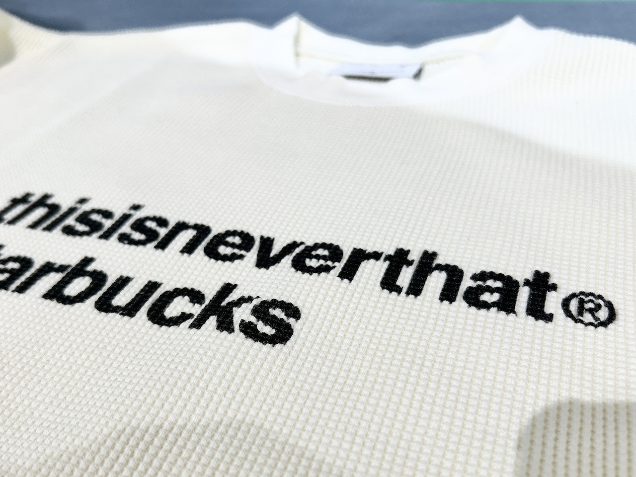 スターバックス thisisneverthat　ワッフルTシャツのフロント