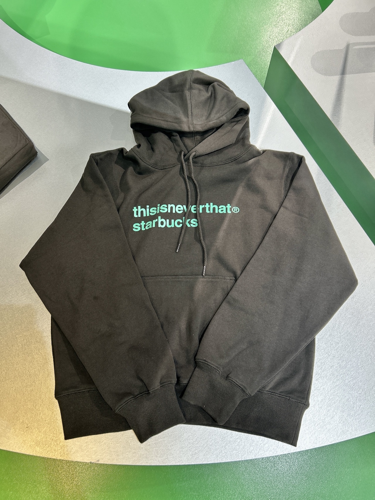 スターバックス thisisneverthat　フーディー