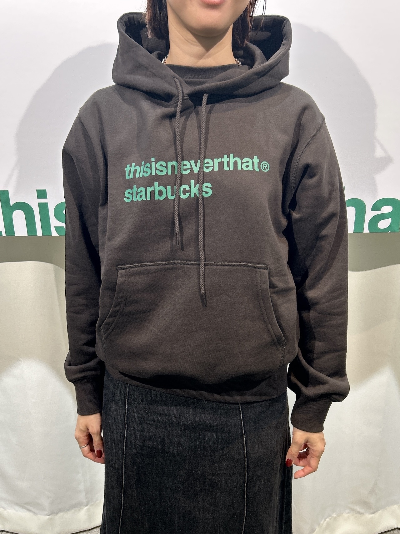 スターバックス thisisneverthat　フーディーを女性が着用