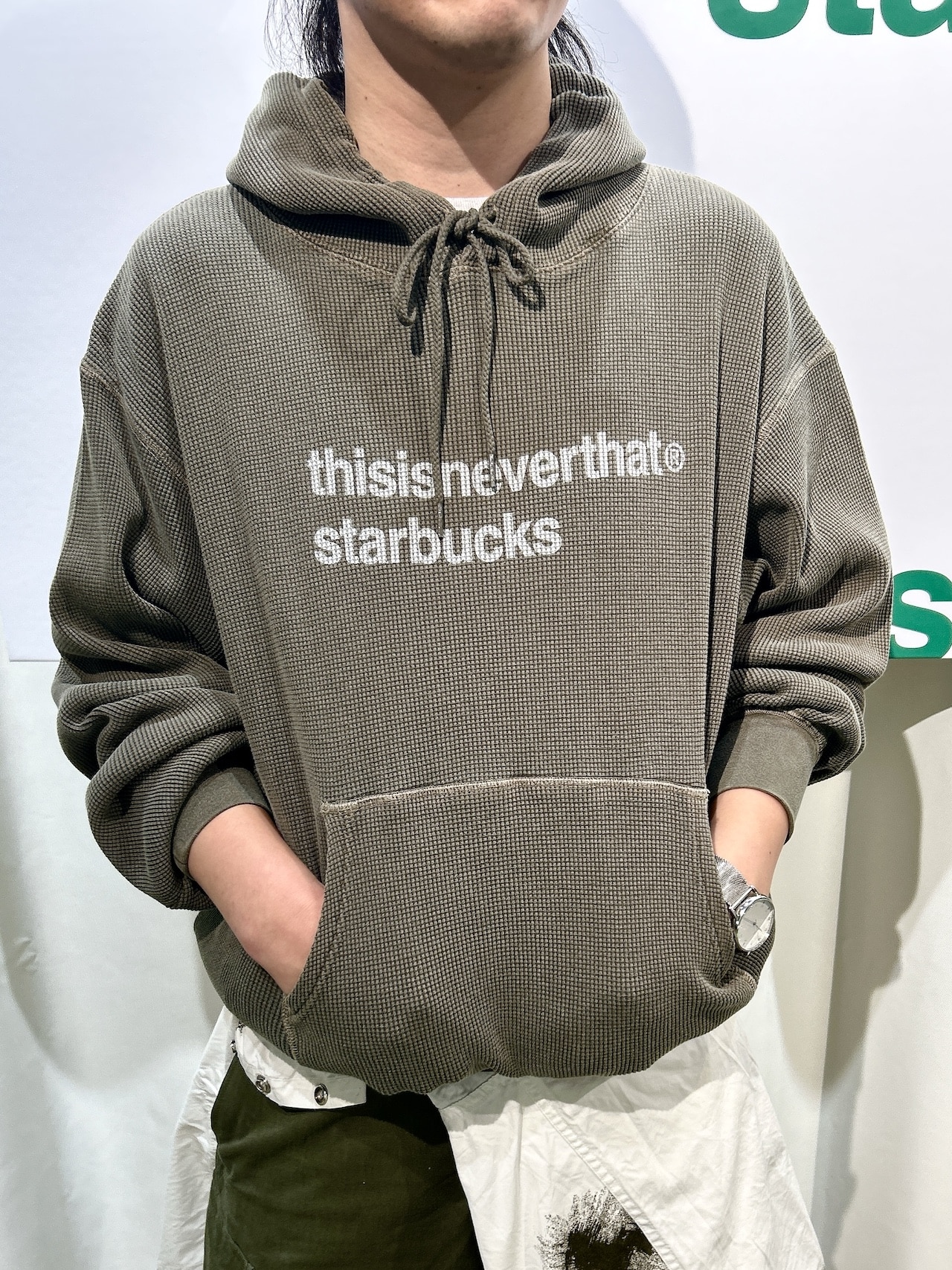 スターバックス thisisneverthat　ワッフルフーディーを男性が着用