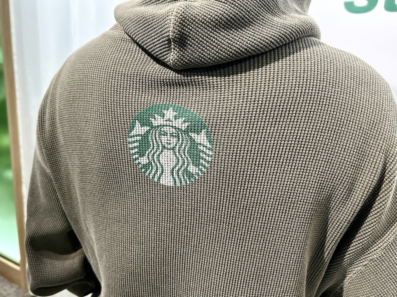スターバックス thisisneverthat　ワッフルフーディーの後ろ