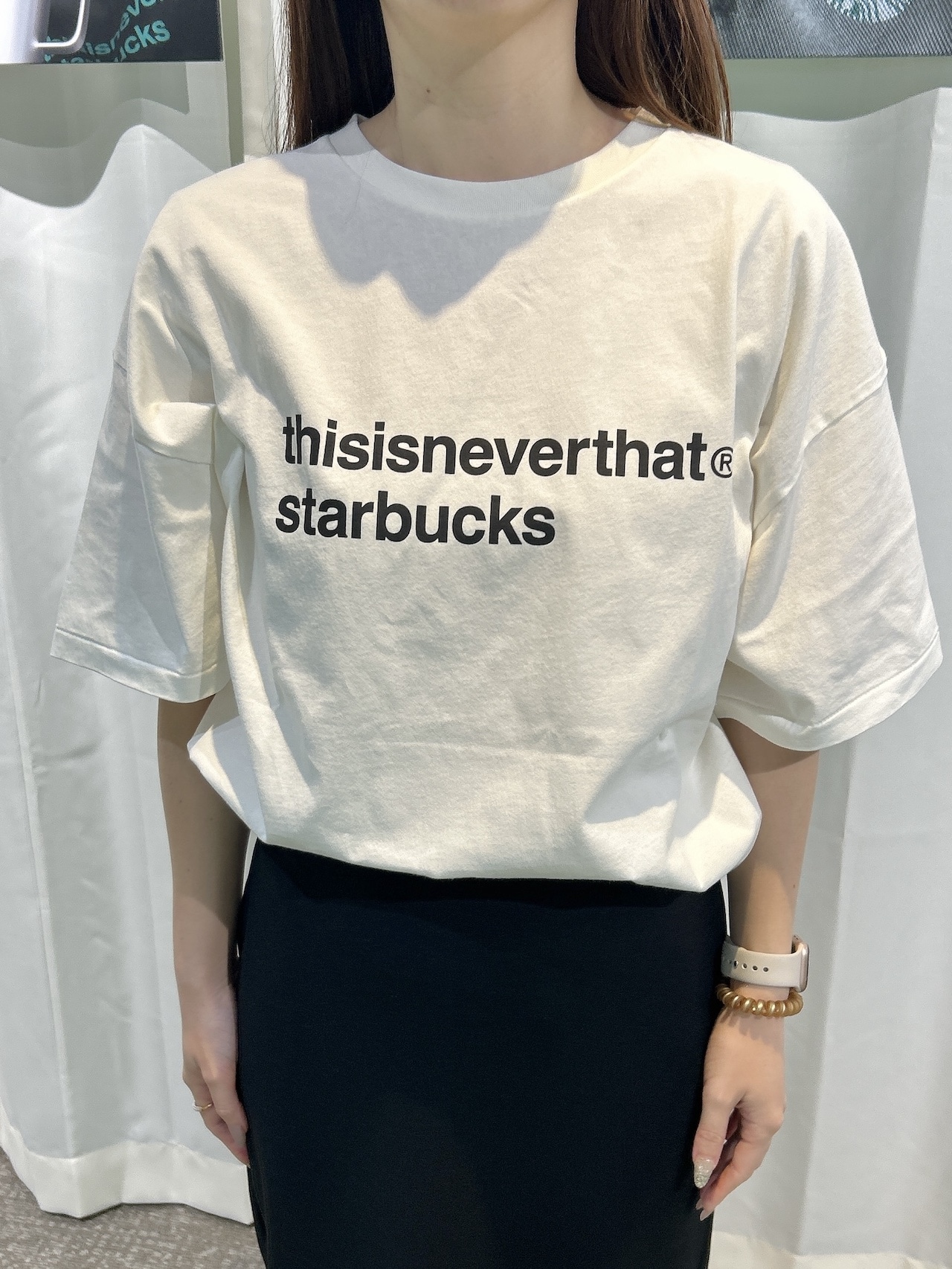 スターバックス thisisneverthat　Tシャツのホワイトを着用