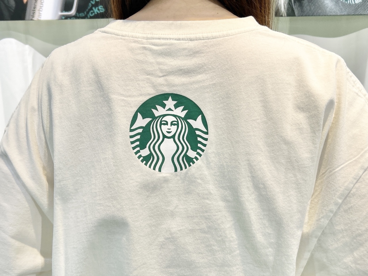 スターバックス thisisneverthat　Tシャツのホワイトの後ろ
