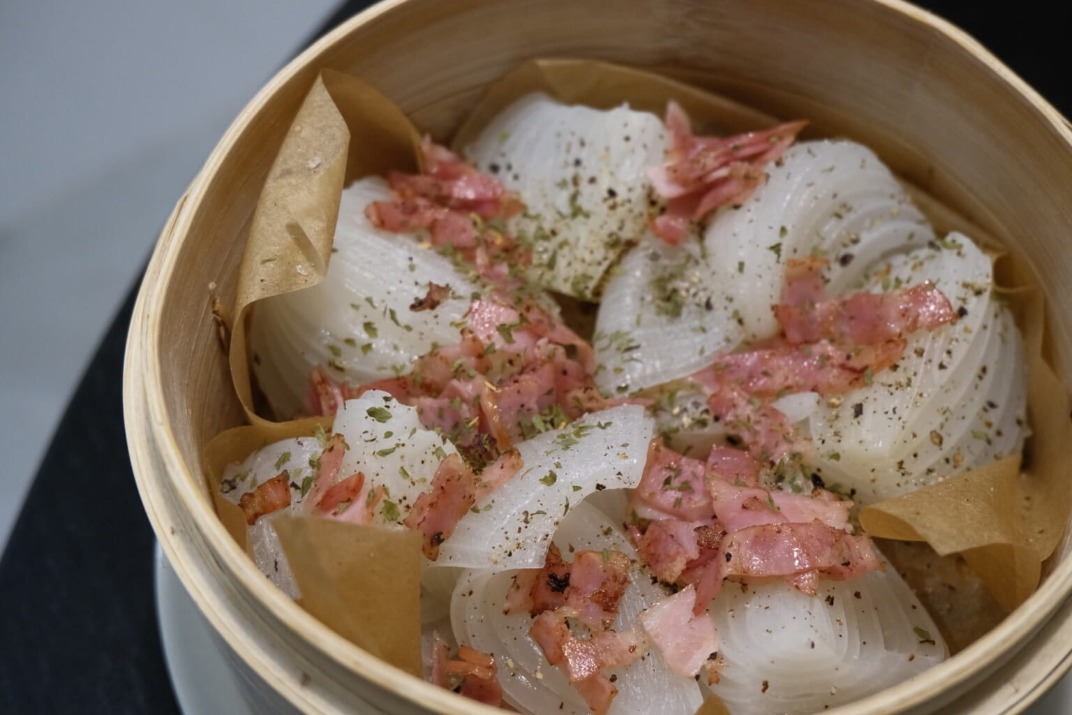 「新玉ねぎのベーコン蒸し」レシピ／ワタナベマキさん　完成　NENEさん