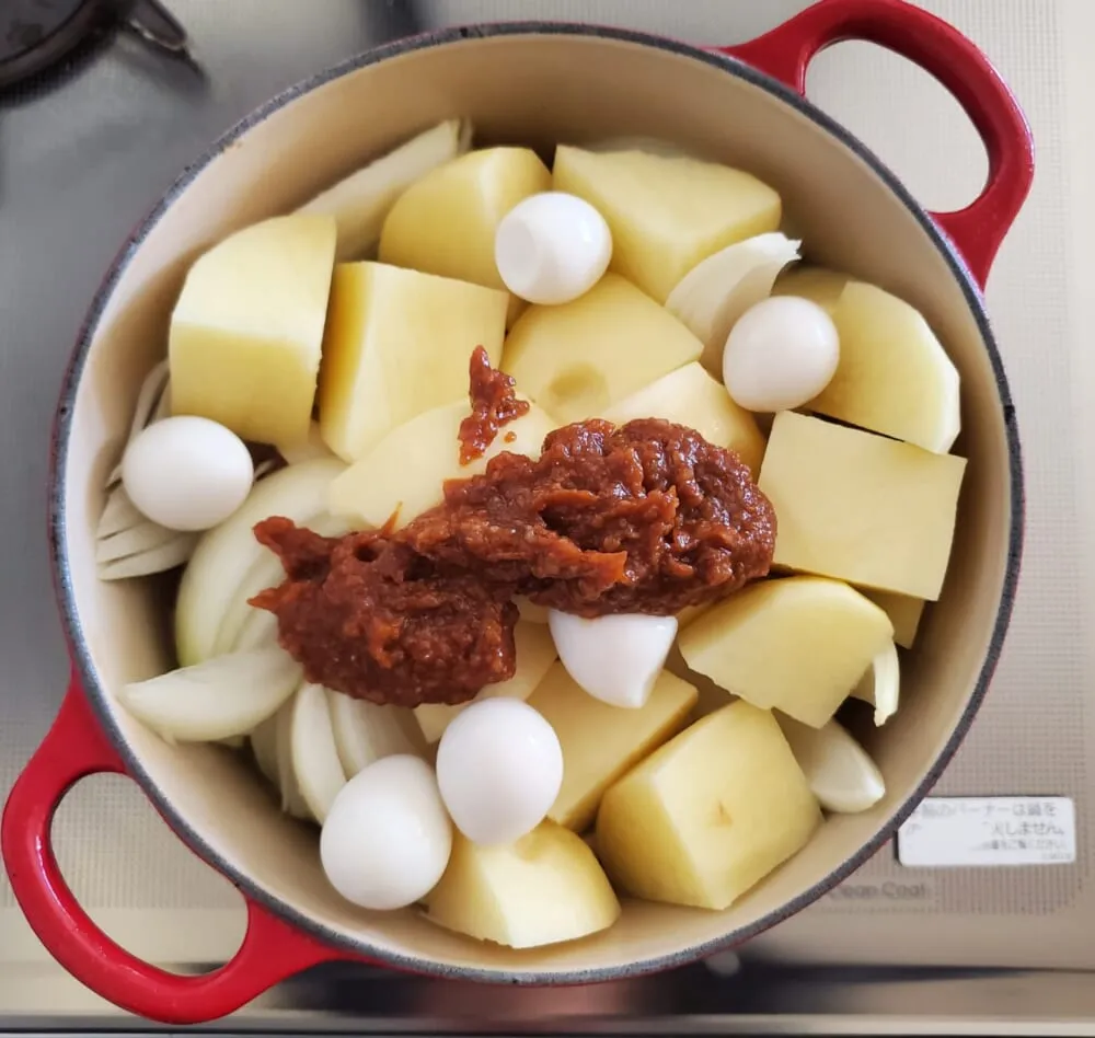 「韓国風 鶏じゃが」レシピ／ワタナベマキさん　制作途中　ナタリーさん