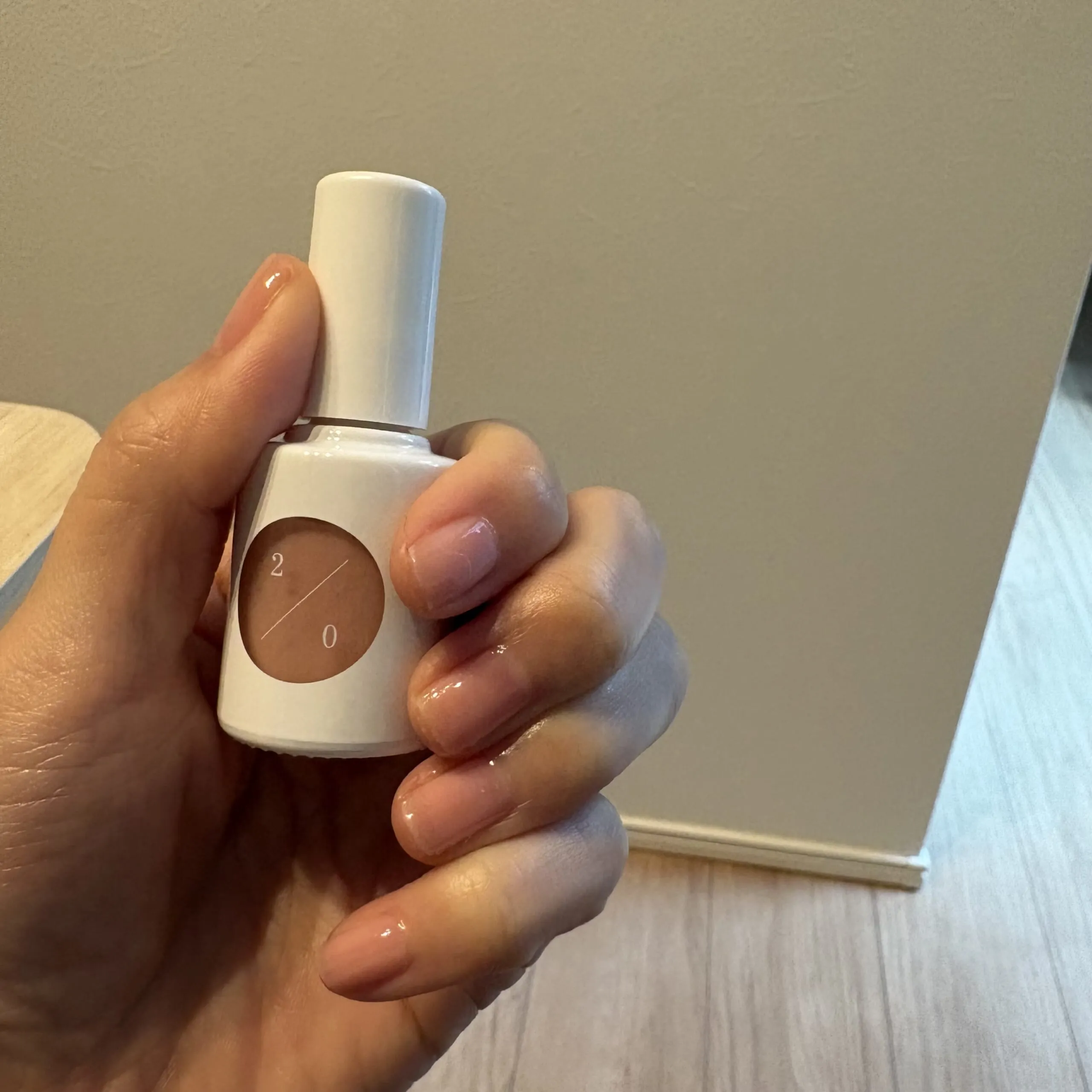 uka「カラーベースコートゼロ 2/0」と塗った手元