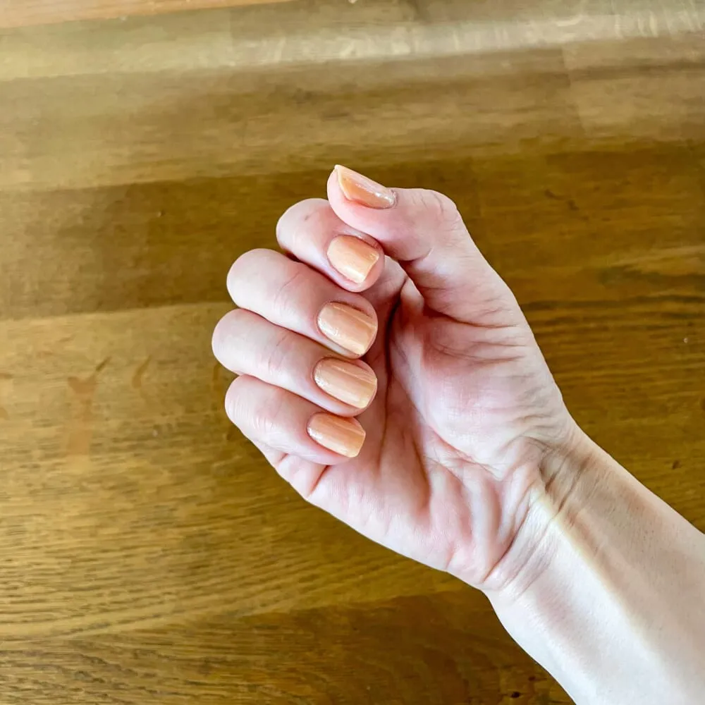 rihka「blanc（ブラン）」、アナスイのネイルを重ね塗りした手元