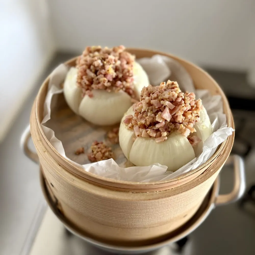 「新玉ねぎのベーコン蒸し」「スペアリブとアスパラガスの塩麹蒸し」レシピ／ワタナベマキさん　制作途中２　くろねこさん