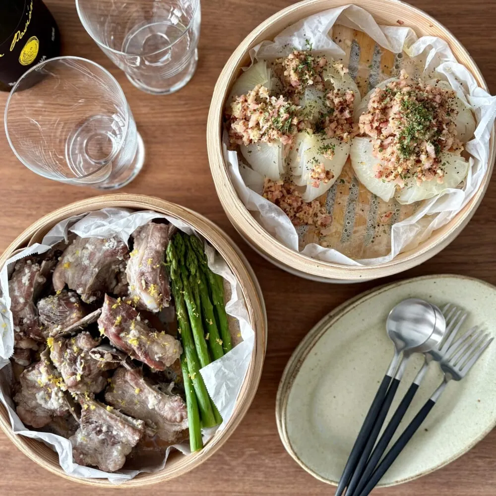 「新玉ねぎのベーコン蒸し」「スペアリブとアスパラガスの塩麹蒸し」レシピ／ワタナベマキさん　完成　くろねこさん