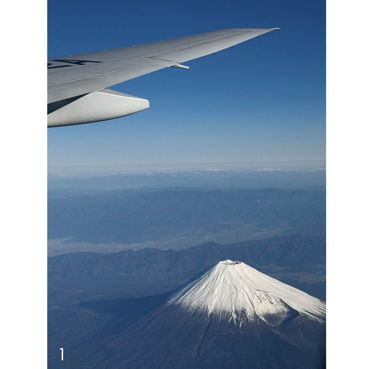 「午前便の羽田から那覇へ向かうときは、進行方向右側の窓ぎわK席に座ると、離陸から15〜20分頃に富士山を見下ろせます」