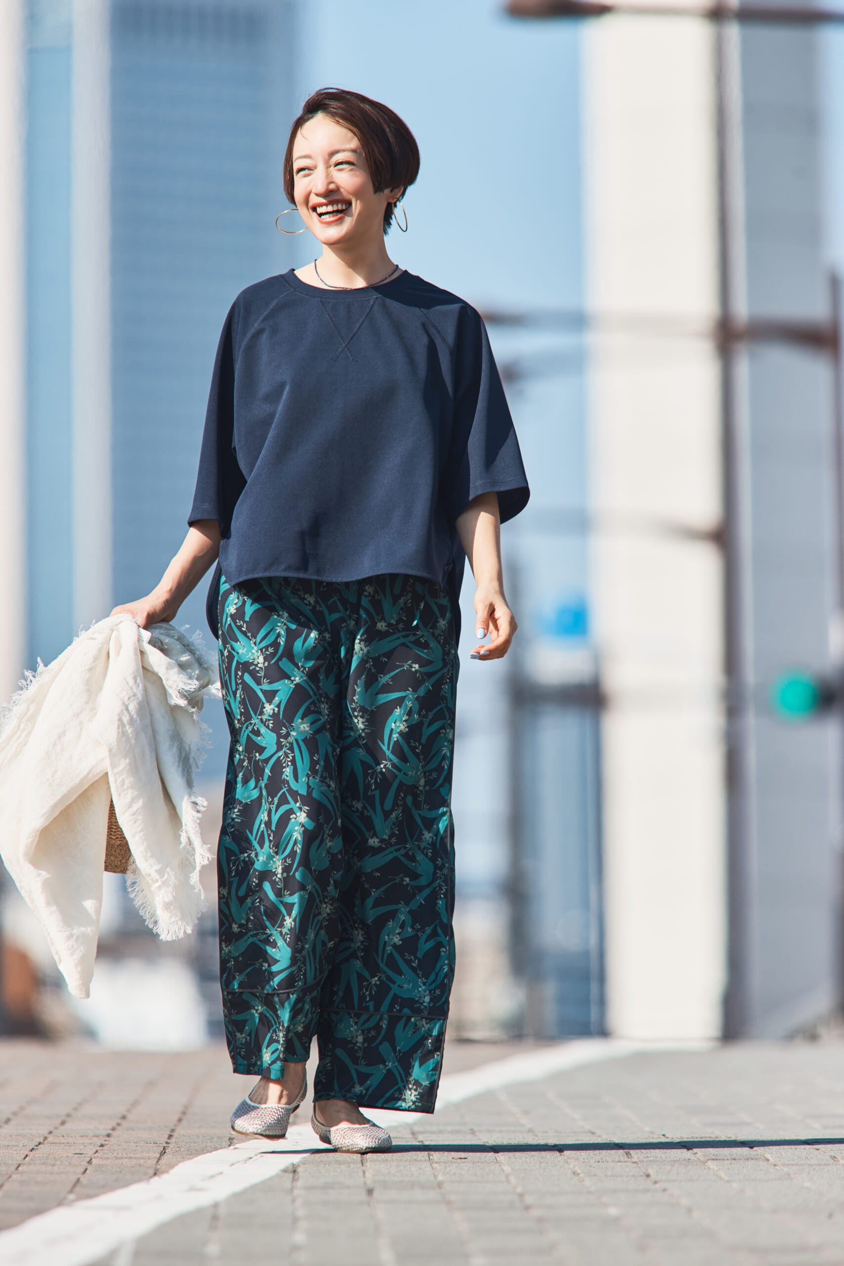 ジョーゼットこなれT【乾燥機OK】（着用はMサイズ）￥2990～（ラクドライ）を着た高山都さん