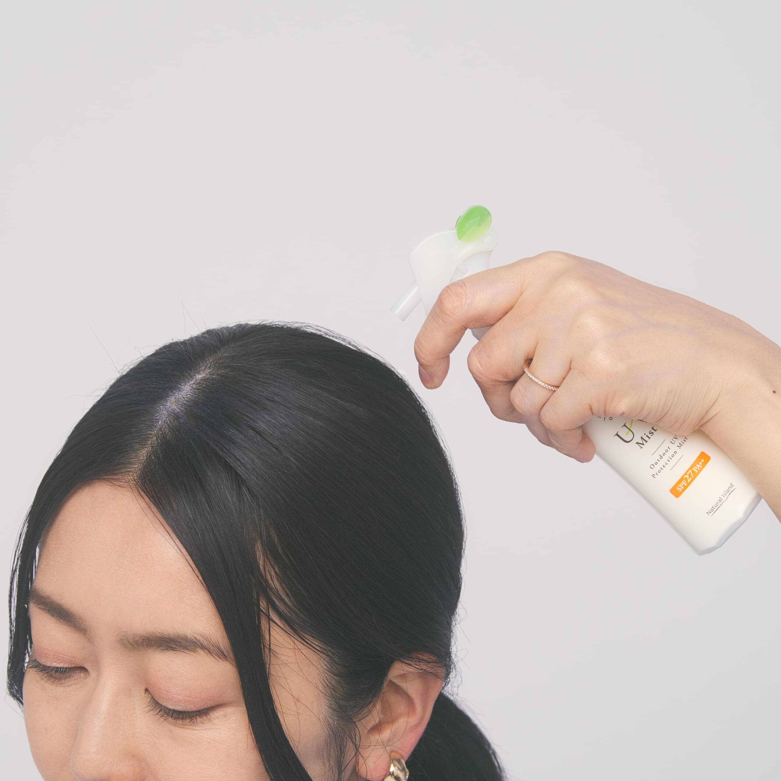森の肌守り。UVミストを頭皮に使用しているところ。