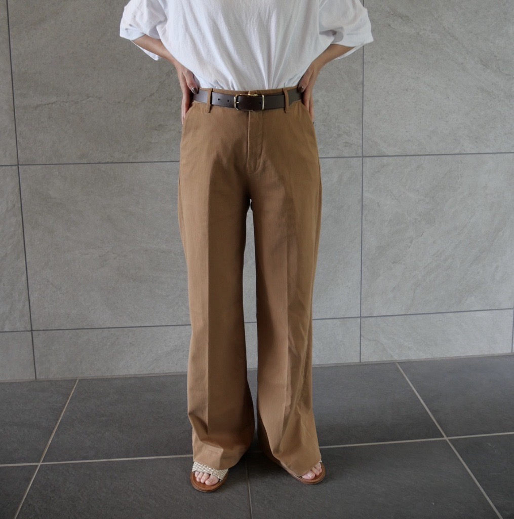 パンツブランド「elims fino（エリムス フィーノ）「ルーズ」チノパンツのMonica キャメル　スタイリスト高橋美帆さん紹介 着用寄りカット