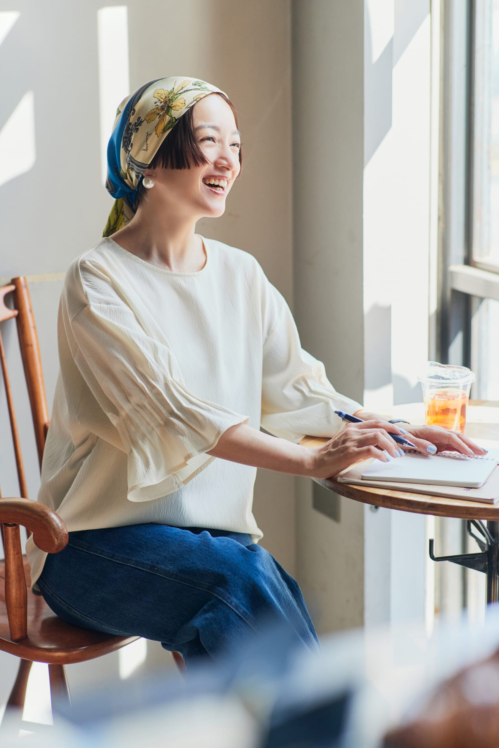 袖タックブラウス【乾燥機OK】（着用はMサイズ）￥2990～（ラクドライ）を着た高山都さん