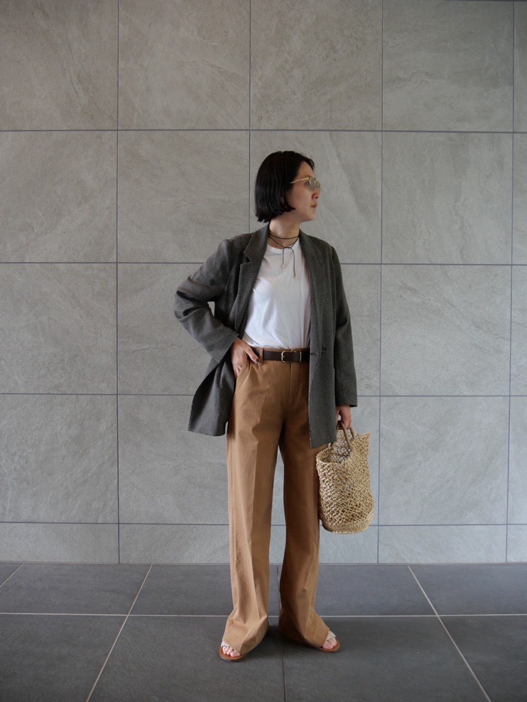 パンツブランド「elims fino（エリムス フィーノ）「ルーズ」チノパンツのMonica　スタイリスト高橋美帆さん紹介全身コーディネート　⚫︎パンツ／elims fino（エリムス フィーノ）
⚫︎ジャケット／Curensology（カレンソロジー）
⚫︎Tシャツ／Hanes（ヘインズ）
⚫︎ベルト／LEFIJE（レフィエ）
⚫︎バッグ／MARCHER（マルシェ）
⚫︎サンダル／MARTINEZ（マルティネス）